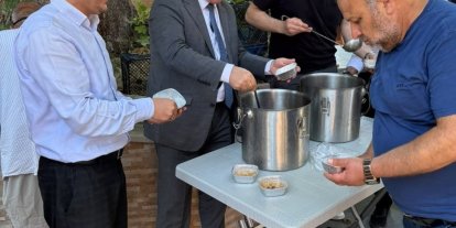 İl Müftüsü Dilek kazan başına geçerek aşure dağıttı