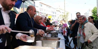 Başkan Albayrak, vatandaşlara aşure ikram etti