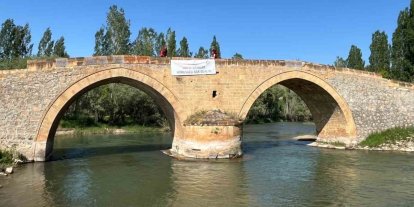 Bayburt’ta koruyucu aile farkındalığı için simge yapılara pankart asıldı