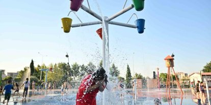 Manisa’da çocuklara serinleten karne hediyesi