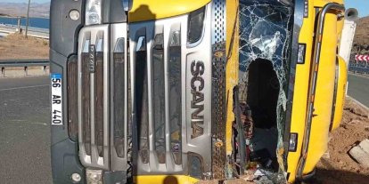 Elazığ’da hayvan yüklü tır devrildi: 2 yaralı