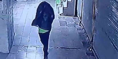 Tanınmamak için başına çöp poşeti geçirip yangın çıkaran şahıs kameralara yakalandı