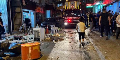 Fatih’te 4 katlı binanın çatısından düşen parçalardan 2 kişi son anda kurtuldu... O anlar kamerada