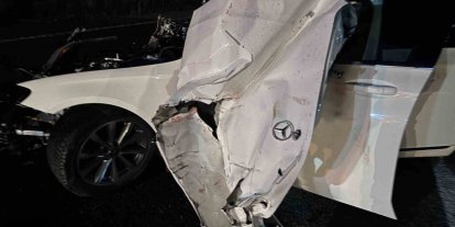 Sivas’ta traktöre çarpan Mercedes hurda yığınına döndü: 4 yaralı