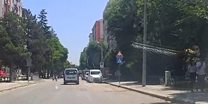 Yaya geçidinde dur işareti yaptığı araç durmayınca arkasından kovaladı