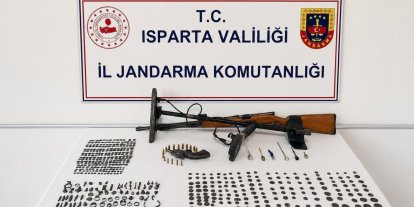 Isparta’da tarihi eser kaçakçılığı operasyonu: 421 sikke ele geçirildi