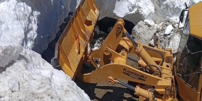 Bingöl’de yazın ortasında kar temizliği