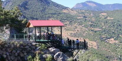 Sıcaktan bunalan Adanalılar, 800 rakımdaki cam seyir terasına akın etti