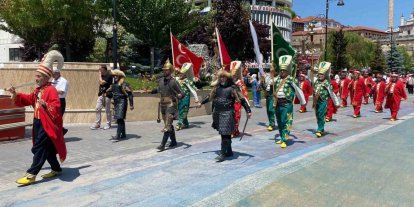 Bolu’da sünnet şöleni coşkusu: İzzet Baysal Caddesi’nde mehterli yürüyüş