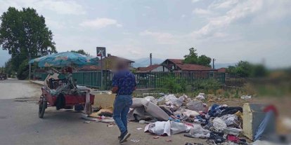 Sokağa evsel atık atarken fotoğraflandı