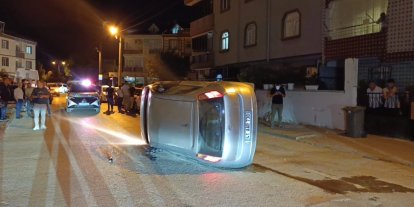 Park halindeki otomobile çarpıp yan yattı, sürücüsü olay yerinden kaçtı
