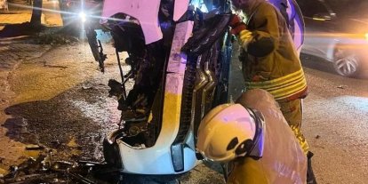 Ağaca çarparak yan yatan otomobildeki 2 kişi yaralandı