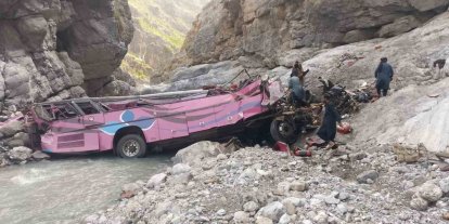 Pakistan’da yolcu otobüsü dev çukura uçtu: 40 ölü