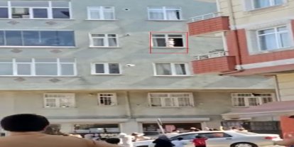 Esenler’de 3’üncü katın evin penceresinde yürüyen bebek yürekleri ağza getirdi