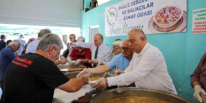 Pazar yerinde aşure ikramı gönülleri buluşturdu
