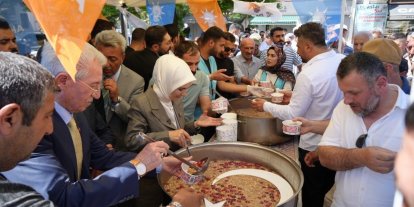 Bakan Göktaş, Erzincan’da aşure dağıttı, esnafı ziyaret etti