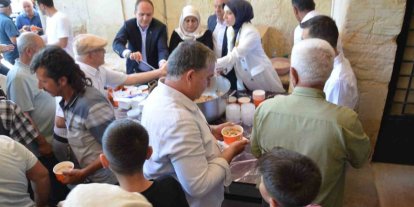 Tercan’da tarihi kervansarayda vatandaşlara aşure ikram edildi