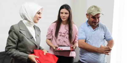 Engelli kardeşlerine ömrünü adayan Çilem’e ev tapusu teslim edildi