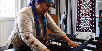 Cefakar anne, heybe yaparak dört çocuk okuttu