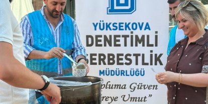 Yüksekova’da vatandaşlara aşure ikramı