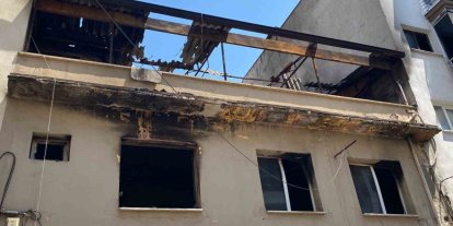 Evini ateşe verdi, alevler geceyi aydınlattı