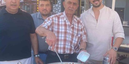 Odunpazarı esnafı vatandaşlara aşure ikram etti