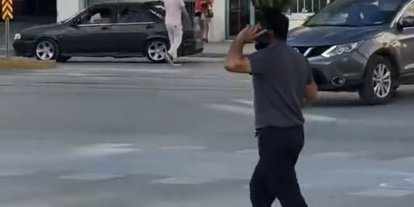 Kafasında karpuzu taşırken bir yandan da telefonla konuştu: İlginç anlar kamerada