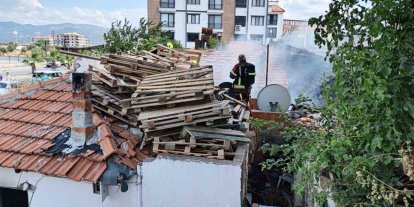 Burhaniye’de yanan evde mahsur kalan vatandaşı itfaiye kurtardı