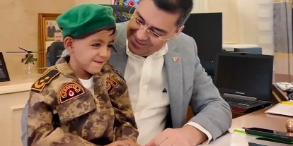 Polis helikopterine bayrak sallayan çocuğa bisiklet hediye edildi