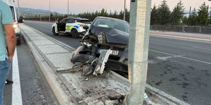 Kayseri’de otomobil aydınlatma direğine çarptı: 1 yaralı