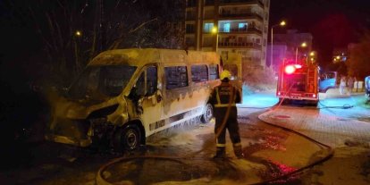Minibüs alevlere teslim oldu