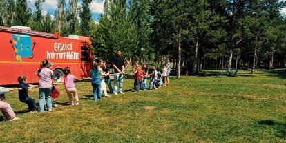 ‘Gezici Kütüphane’ Yenişehir Parkı’nda çocuklarla buluştu
