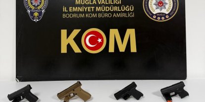 Ruhsatsız silahlarla kaçarken kıskıvrak yakalandılar