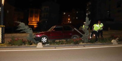 Karaman’da otomobil refüje çıktı: 1 yaralı