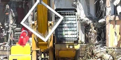 Pendik’te yıkım sırasında dikkat çeken hassasiyet: Kepçe operatörü Türk Bayrağı için çalışmayı durdurdu