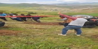 Sarıkamış’ta devrilen traktör için köylüler seferber oldu