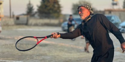Köylülerin toprak kortta tenis keyfi