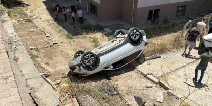 Otomobil sitenin bahçesine düştü