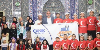 Canik’te camiye gelen hediyeyi alıyor