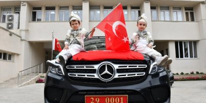 Sünnet çocukları valinin makam aracıyla şehir turu attılar