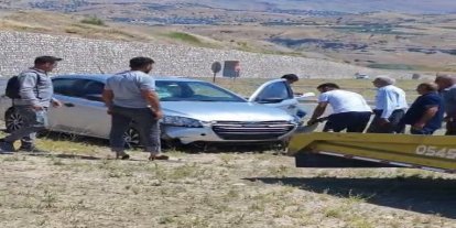 Motosiklete çarpmamak için manevra yapınca kaza yaptı: 1 yaralı
