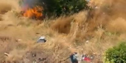 Avcılar’da yaşlı bir adam otluk alanı yakıp kaçtı