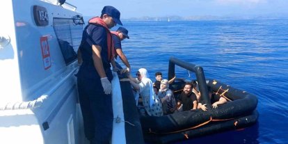Yunan sahil güvenlik 3’ü çocuk 8 düzensiz göçmeni Türk karasularına geri itti