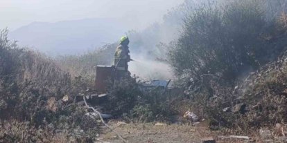 Erdek’te mezarlık girişindeki ot yangını büyümeden söndürüldü