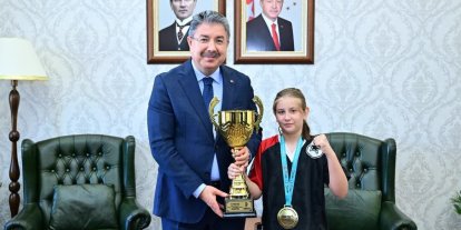 Eskişehir’in gururu Asel Özdalgın, Vali Erdinç Yılmaz’ı ziyaret etti