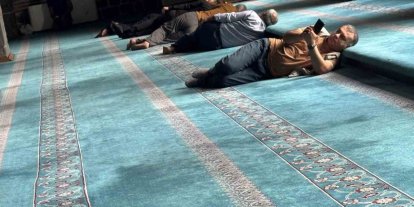 Diyarbakır’da termometreler 40 dereceyi gösterince vatandaşlar soluğu camilerde aldı