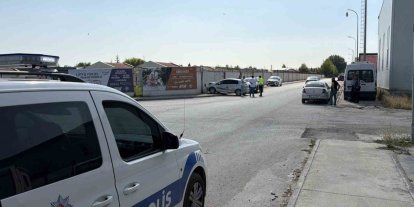 Eskişehir’de iki sokağın kesişiminde otomobil ile kamyonet çarpıştı