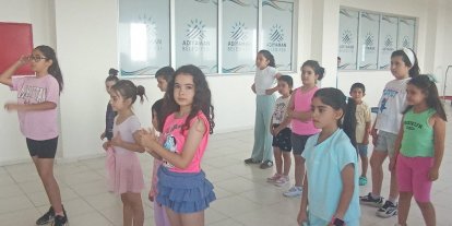 Çocuklar zumba ile hem eğleniyor hem spor yapıyor