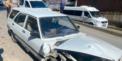 Park halindeki iki araç kaza yaptı: Pat Pat iş yerine düştü