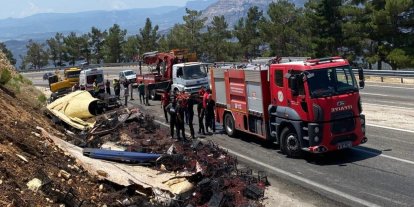 Devrilen kamyon hurdaya döndü, sıkışan sürücü kurtarıldı